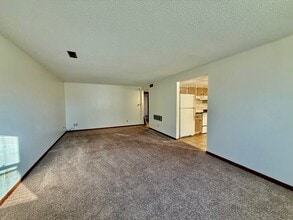 814 Cedar River Dr, Unit A in Waverly, IA - Building Photo - Building Photo