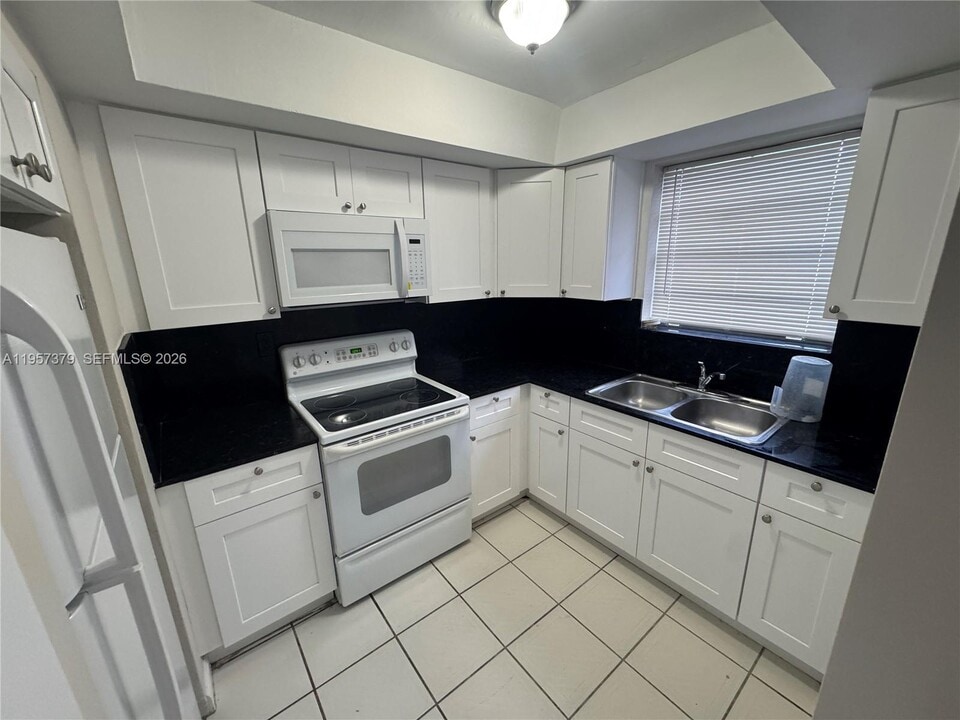 1370 NE 119th St in Miami, FL - Building Photo