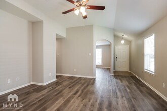 5835 Deleon Trail Dr in Spring, TX - Foto de edificio - Building Photo