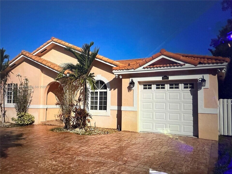 8915 NW 164th St in Miami Lakes, FL - Building Photo