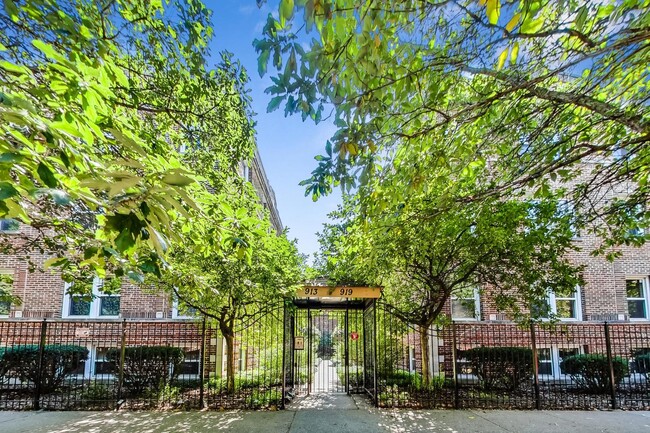 property at 917 W Sunnyside Ave