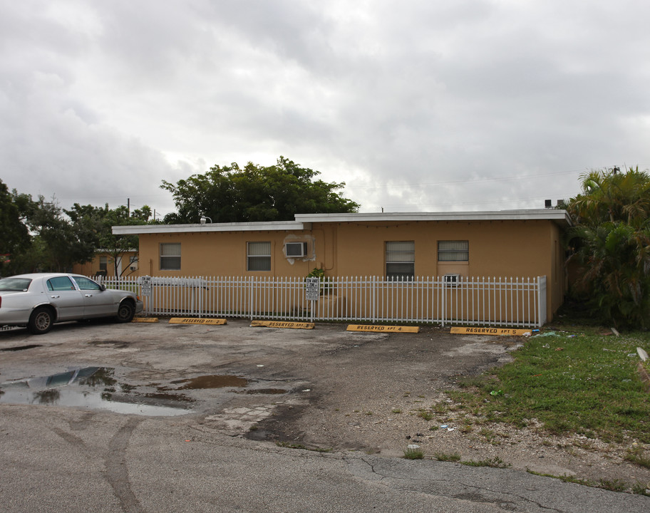 6028 Polk St in Hollywood, FL - Building Photo