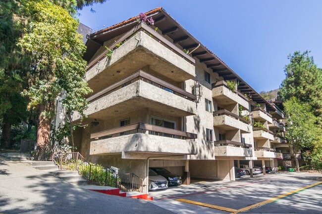 2700 Cahuenga Blvd E in Los Angeles, CA - Building Photo - Building Photo