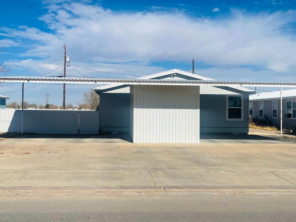 329 E Lime St in Portales, NM - Building Photo
