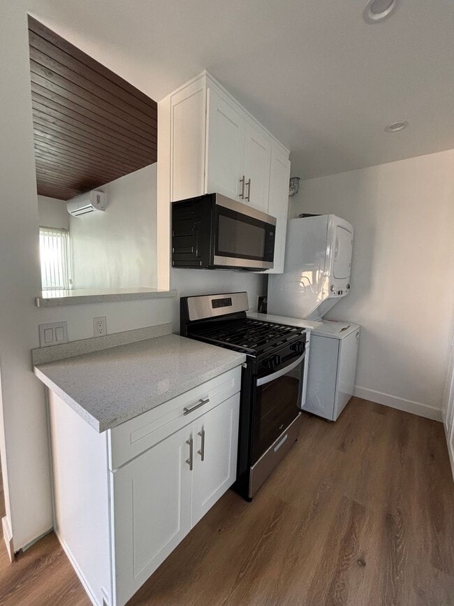 Newly Remodeled 2-Bedroom Apartment in Red... in Redondo Beach, CA - Building Photo - Interior Photo
