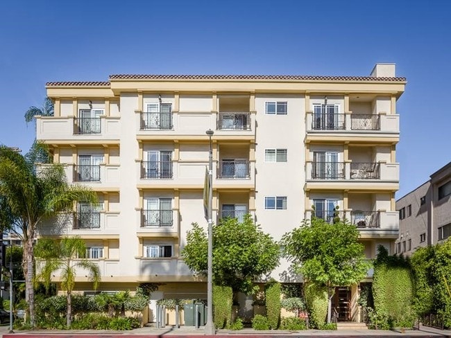 147 S Doheny Dr, Unit 304 in Los Angeles, CA - Building Photo - Building Photo
