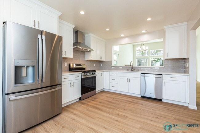 110 Bella Vista Ave in Pacifica, CA - Building Photo - Building Photo