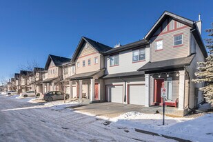 25 Everridge Gdns SW in Calgary, AB - Building Photo