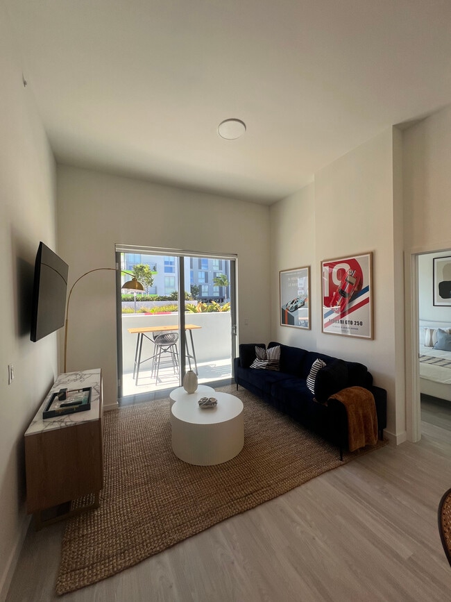 1337 NW 32nd St, Unit C2 in Miami, FL - Foto de edificio - Building Photo