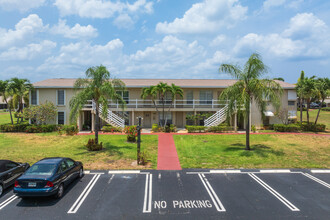 Four Sea Suns Condominiums in Boynton Beach, FL - Foto de edificio - Building Photo