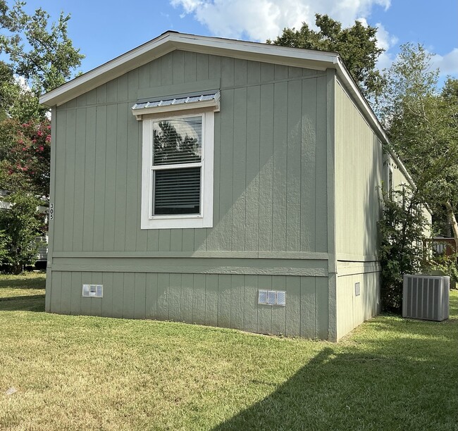 305 Fryer St in Conroe, TX - Building Photo - Building Photo