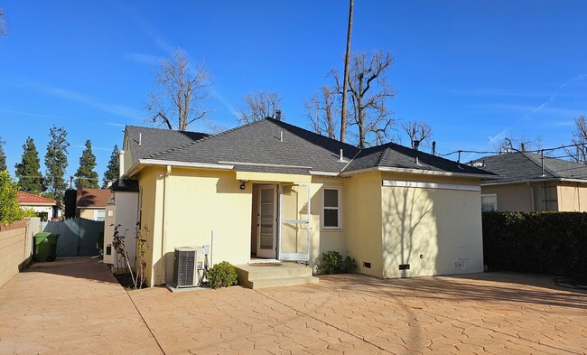 5071 Enfield Ave in Los Angeles, CA - Building Photo - Building Photo