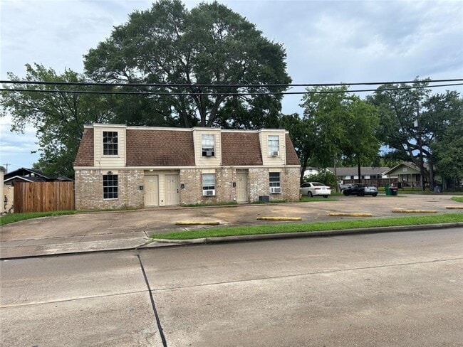 property at 218 S Pruett St