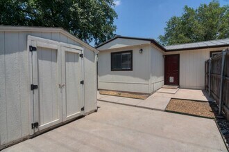 1615 Westmoor Dr in Austin, TX - Foto de edificio - Building Photo
