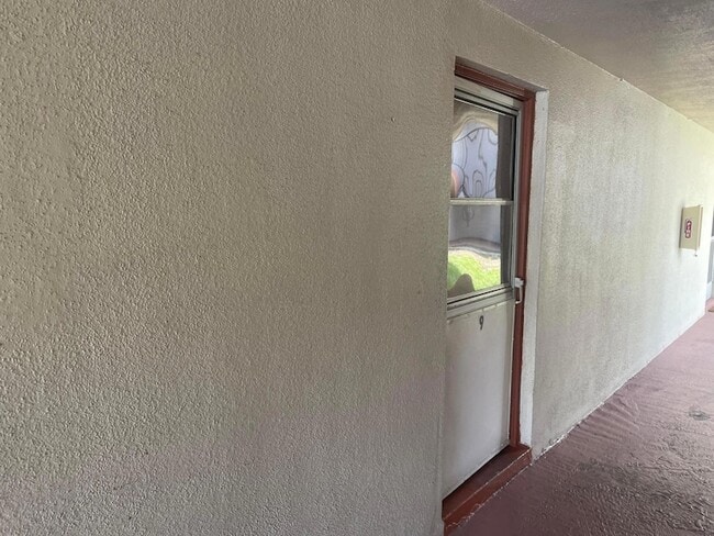 502 Davis Rd, Unit 9 in Palm Springs, FL - Building Photo - Building Photo