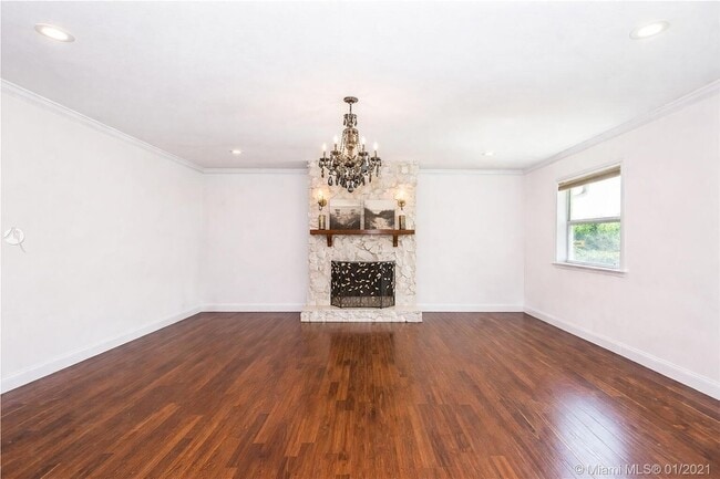 5701 SW 136th St in Miami, FL - Foto de edificio - Building Photo