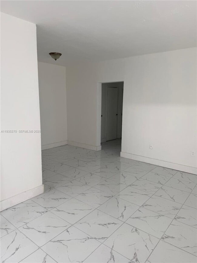 7730 Dickens Ave in Miami Beach, FL - Foto de edificio - Building Photo