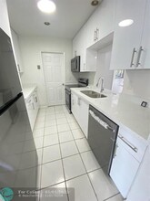 511 SE 13th Ct in Deerfield Beach, FL - Building Photo - Building Photo