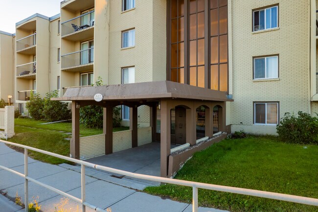 Woodward Mews in Calgary, AB - Building Photo - Building Photo