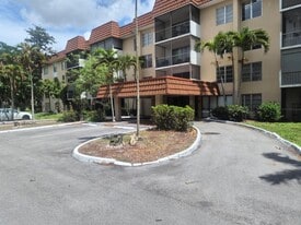 4166 Inverrary Dr, Unit 403 in Lauderhill, FL - Building Photo