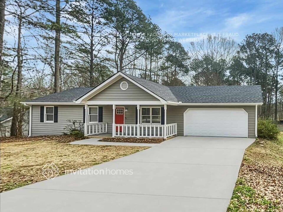 300 E Country Woods Dr in Covington, GA - Building Photo