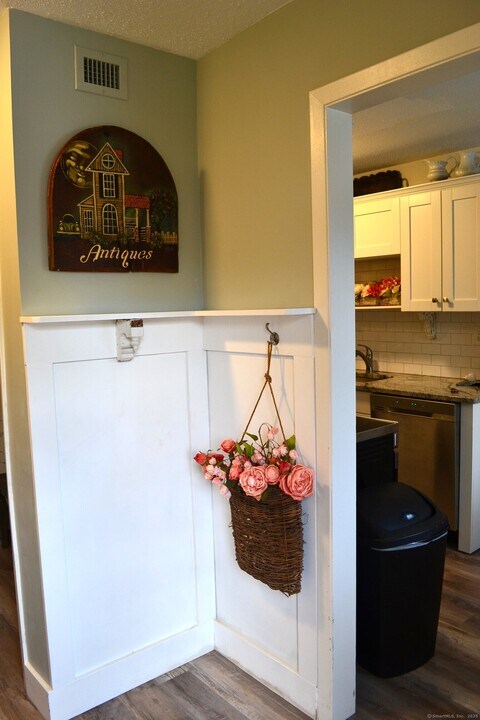 41 Mountain Laurel Ct in Cromwell, CT - Building Photo