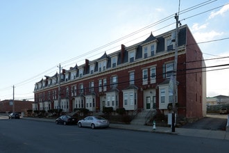 A.B. Chace Rowhouses in Fall River, MA - Foto de edificio - Building Photo