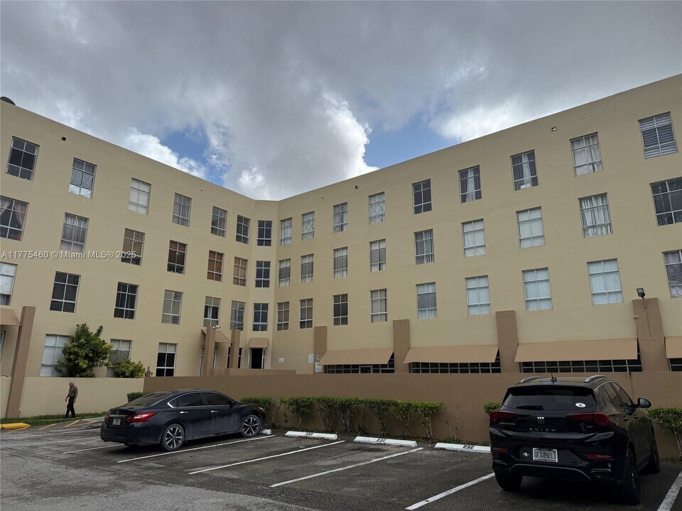 7420 W 20th Ave in Hialeah, FL - Building Photo