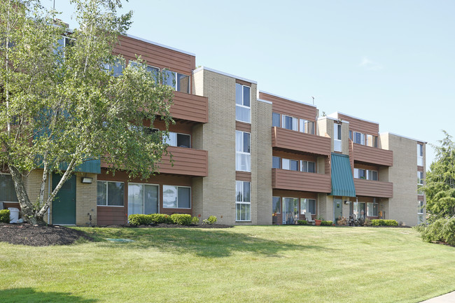 Pleasant Lake Apartments in Parma, OH - Foto de edificio - Building Photo