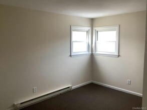 253 Hampton Ave in East Patchogue, NY - Building Photo - Building Photo