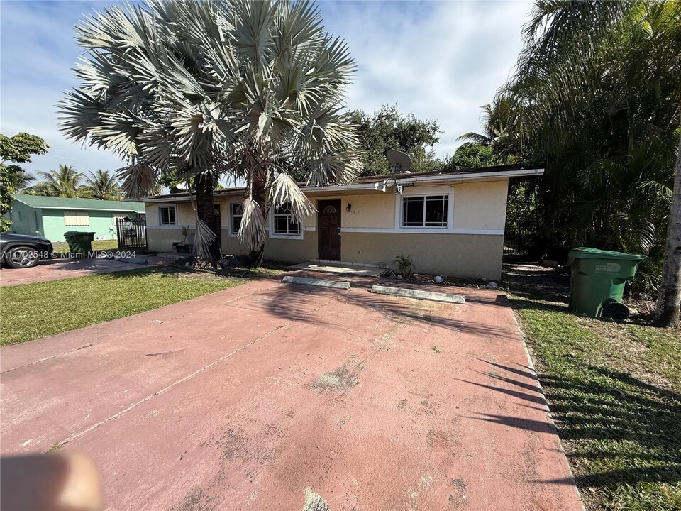 15825 NW 39th Pl in Opa Locka, FL - Building Photo