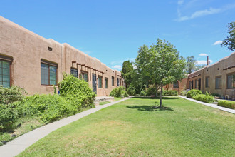 Regina & Walter/Silver Apartments in Albuquerque, NM - Foto de edificio - Building Photo