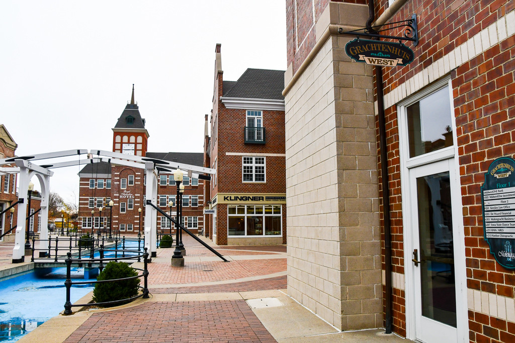 700 Main St in Pella, IA - Building Photo