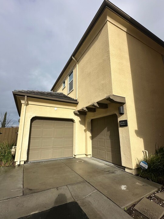 38858 Coneflower Pl in Newark, CA - Building Photo