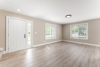 684 Fieldcrest Dr in South Elgin, IL - Building Photo - Building Photo