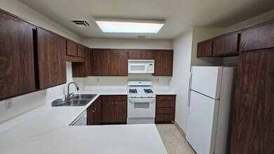 6772 Ledgewood Dr in Las Vegas, NV - Building Photo - Building Photo