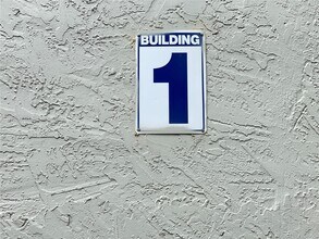 10000 NW 80th Ct in Hialeah Gardens, FL - Building Photo - Building Photo