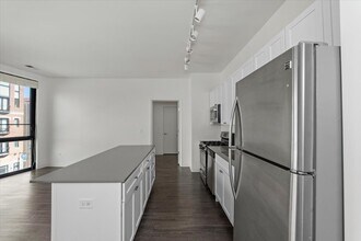830 N Milwaukee Ave in Chicago, IL - Foto de edificio - Building Photo
