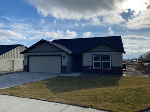 4249 Cove W Dr in Moses Lake, WA - Foto de edificio - Building Photo