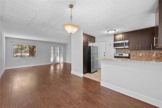 1370 Chalmette Dr NE in Atlanta, GA - Building Photo - Building Photo