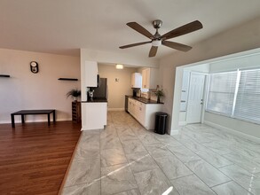 7035 Cedarhurst Dr, Unit 2 in Ft. Myers, FL - Foto de edificio - Building Photo