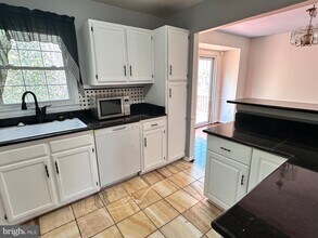 7914 Forest Path Way in Springfield, VA - Building Photo - Building Photo