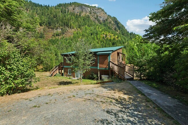 14341 WA-530 in Concrete, WA - Foto de edificio - Building Photo