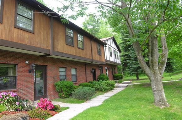 Center Grove Apartments in McKeesport, PA - Foto de edificio