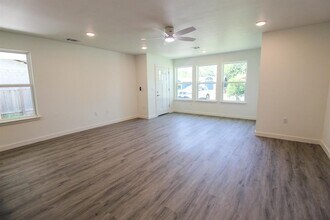 1100 Monte Vista Dr in Lockhart, TX - Building Photo - Building Photo