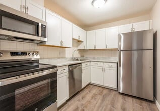 Ledgewood Court Apartments in Worcester, MA - Building Photo - Building Photo