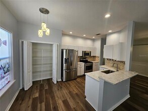 7715 Bristol Park Dr in Apollo Beach, FL - Building Photo - Building Photo