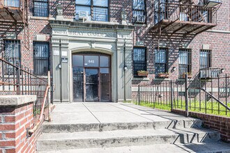 645 Lefferts Ave in Brooklyn, NY - Foto de edificio - Building Photo