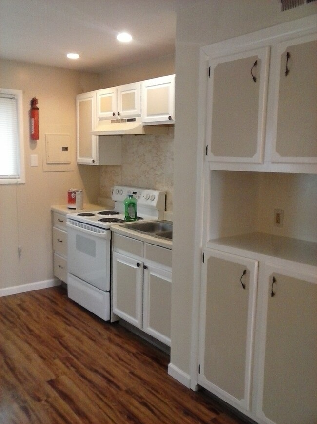 102 Cindy Ln, Unit 102