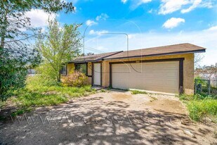 14710 Mesa St in Hesperia, CA - Building Photo